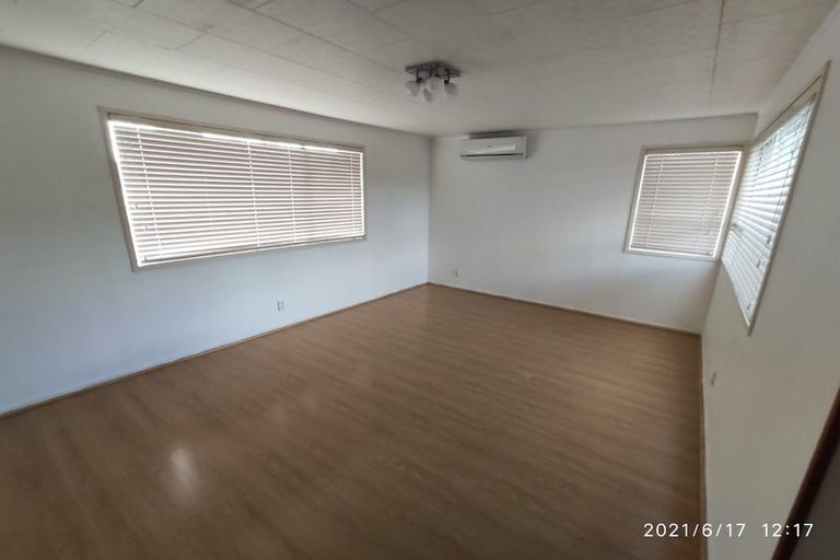 Photo of property in 19 Tomintoul Place, Highland Park, Auckland, 2010