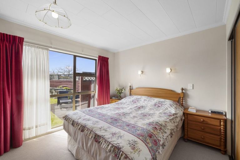 Photo of property in 1 Hunter Place, Merrilands, New Plymouth, 4312