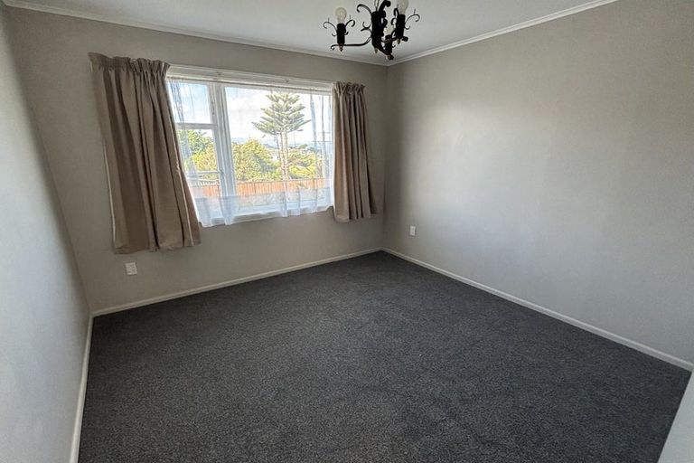Photo of property in 35 Pokohiwi Road, Normandale, Lower Hutt, 5010
