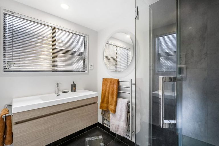 Photo of property in 2/16 Law Street, Torbay, Auckland, 0630