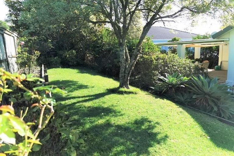Photo of property in 28 Tyburn Lane, Unsworth Heights, Auckland, 0632