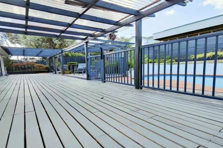 Photo of property in 31 John Downs Drive, Browns Bay, Auckland, 0630
