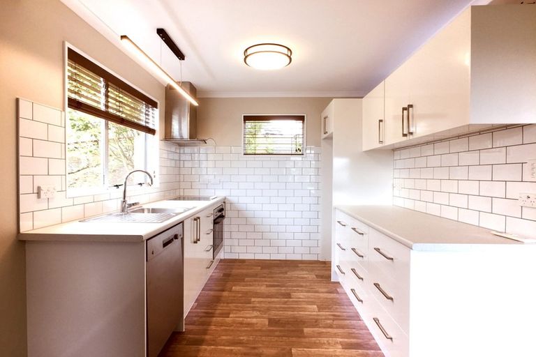 Photo of property in 52a Brooker Grove, Newlands, Wellington, 6037