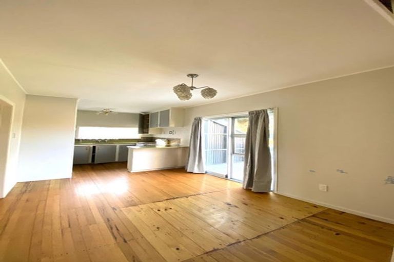 Photo of property in 18 Yeovil Road, Te Atatu Peninsula, Auckland, 0610
