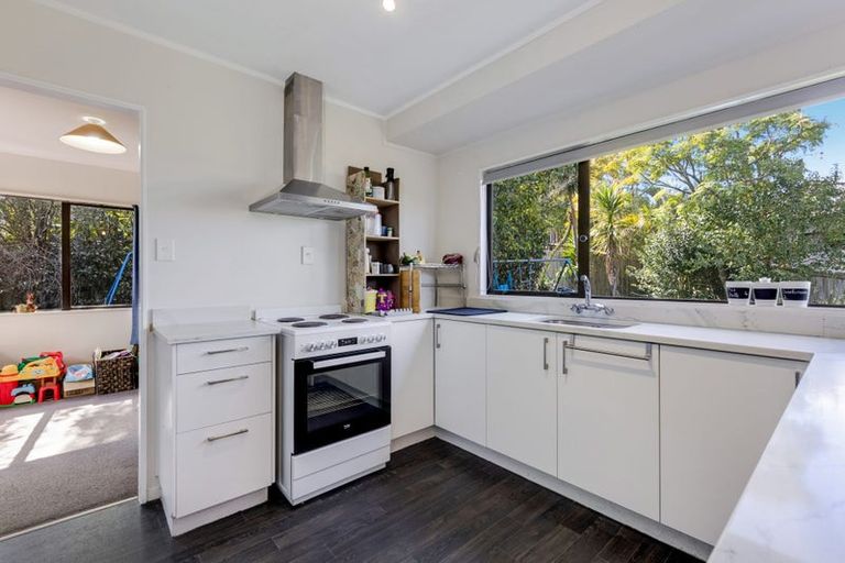 Photo of property in 5 San Bernadino Drive, Henderson, Auckland, 0612