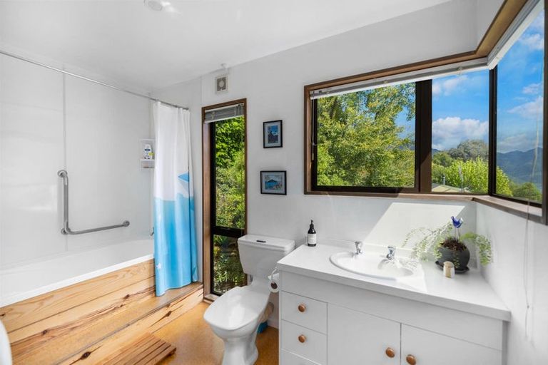 Photo of property in 5 Mackinnon Terrace, Sunshine Bay, Queenstown, 9300