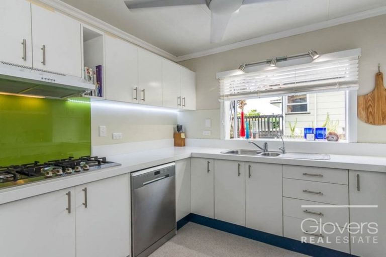 Photo of property in 12 Lemnos Place, Titirangi, Auckland, 0604