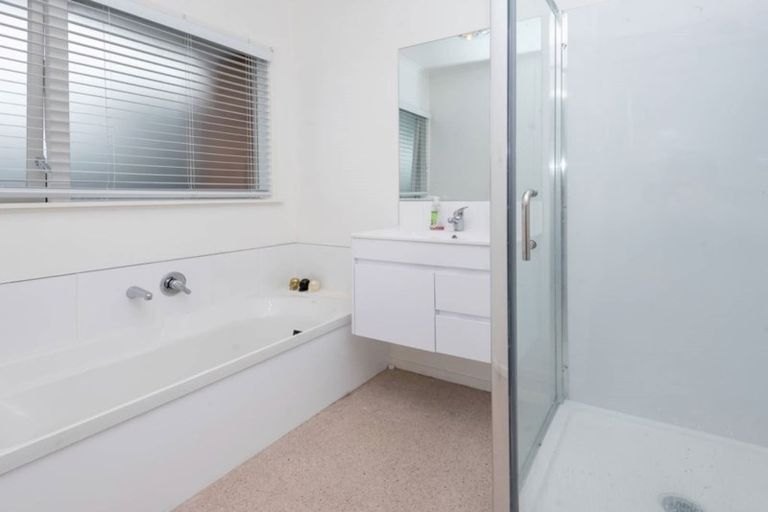 Photo of property in 100 Botany Road, Botany Downs, Auckland, 2010