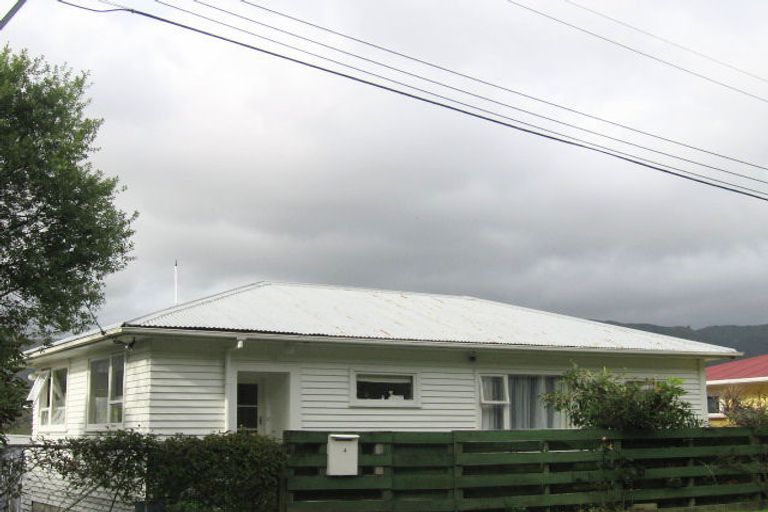 Photo of property in 4 Gribble Grove, Stokes Valley, Lower Hutt, 5019