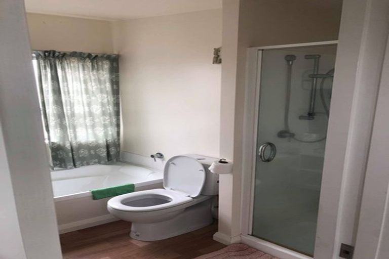 Photo of property in 8a Broadbent Street, Riccarton, Christchurch, 8041