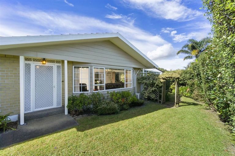 Photo of property in 3 Delisle Place, Windsor Park, Auckland, 0632