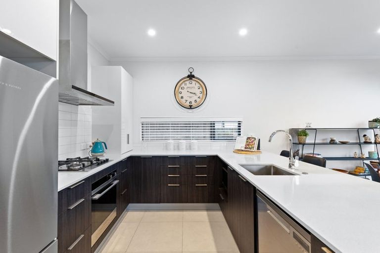 Photo of property in 8 Kuparu Lane, Red Beach, 0932