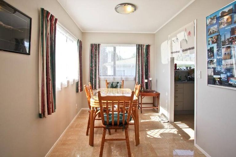 Photo of property in 2/17 Raeben Avenue, Hillcrest, Auckland, 0627
