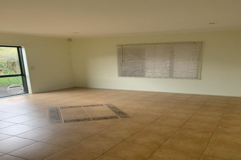 Photo of property in 1 Kittiwake Drive, Schnapper Rock, Auckland, 0632