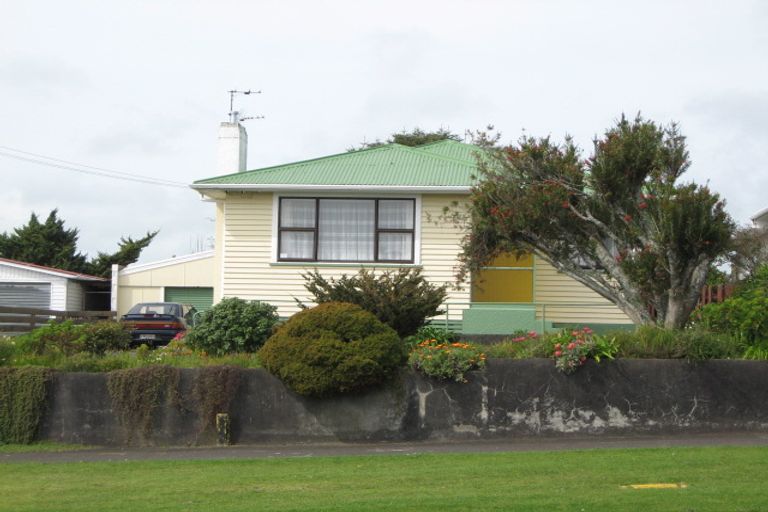Photo of property in 17 Raleigh Street, Waitara, 4320