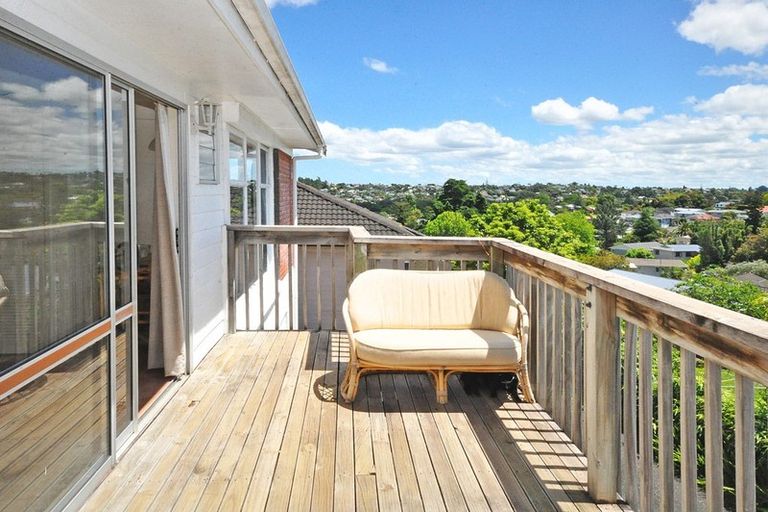 Photo of property in 2/390 Glenfield Road, Glenfield, Auckland, 0629