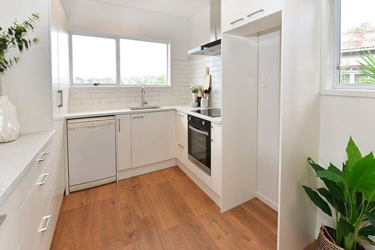 Photo of property in 2/546 Beach Road, Rothesay Bay, Auckland, 0630