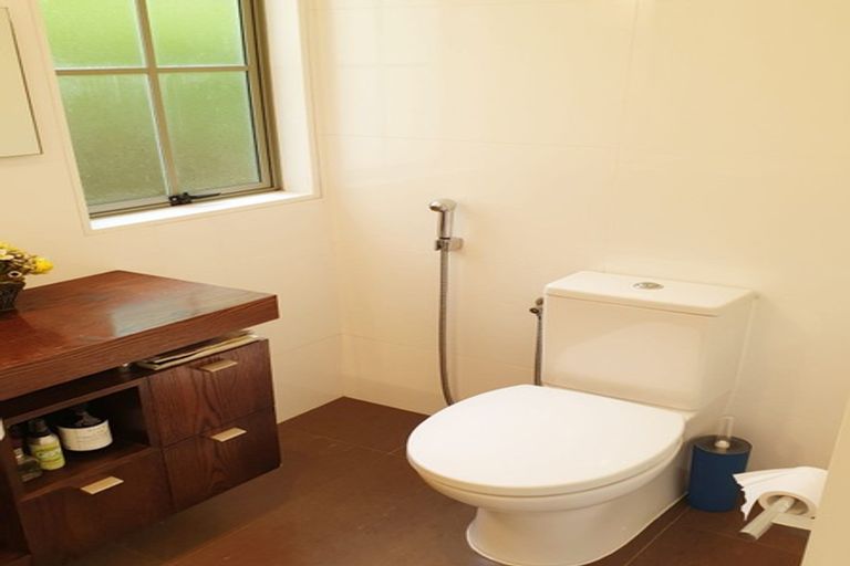 Photo of property in 15 Cayman Place, Unsworth Heights, Auckland, 0632