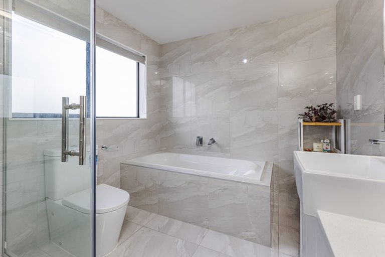 Photo of property in 76 Twin Parks Rise, Papakura, 2110