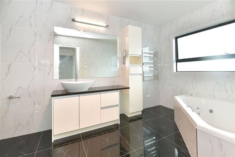 Photo of property in 16 Fernhill Way, Oteha, Auckland, 0632