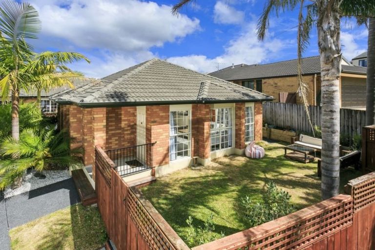 Photo of property in 4 Bundoran Way, Pinehill, Auckland, 0632