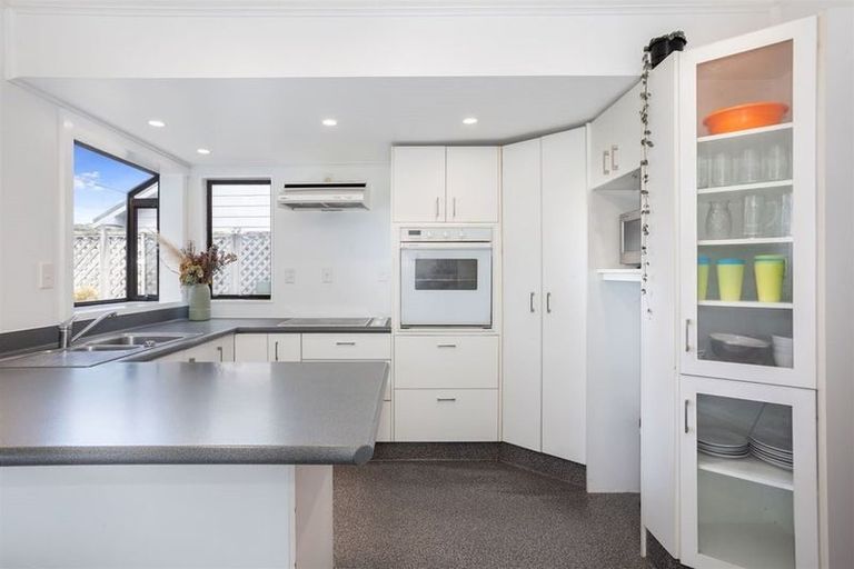 Photo of property in 10 Albatross Close, Whitby, Porirua, 5024