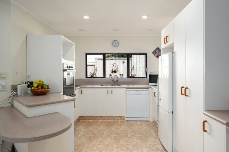 Photo of property in 36 Albatross Close, Whitby, Porirua, 5024