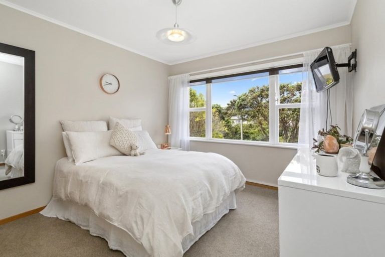 Photo of property in 76 Redwood Avenue, Tawa, Wellington, 5028