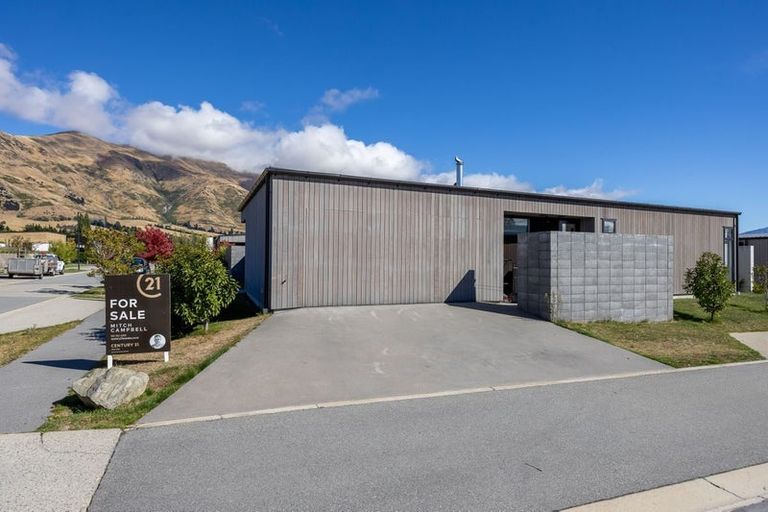Photo of property in 18 Stackbrae Avenue, Wanaka, 9305