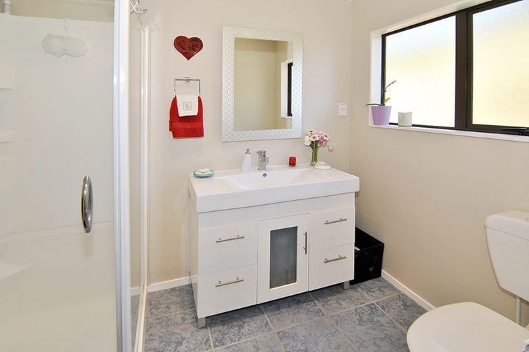 Photo of property in 15 Otamarau Grove, Maungaraki, Lower Hutt, 5010