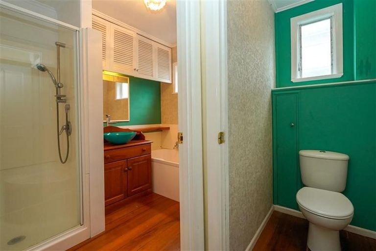 Photo of property in 1/1 Moana Avenue, Bayswater, Auckland, 0622