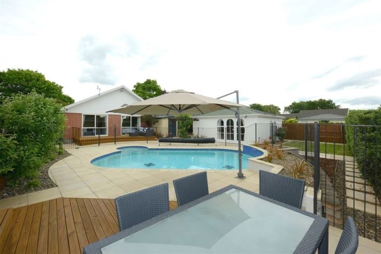 Photo of property in 53 Burnside Crescent, Burnside, Christchurch, 8053