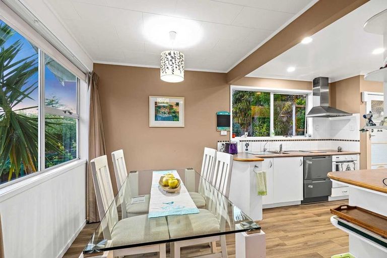 Photo of property in 2 Allington Road, Massey, Auckland, 0614