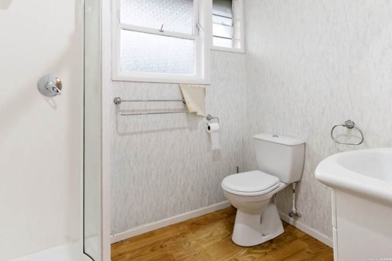 Photo of property in 8 Normanton Street, Glenfield, Auckland, 0629