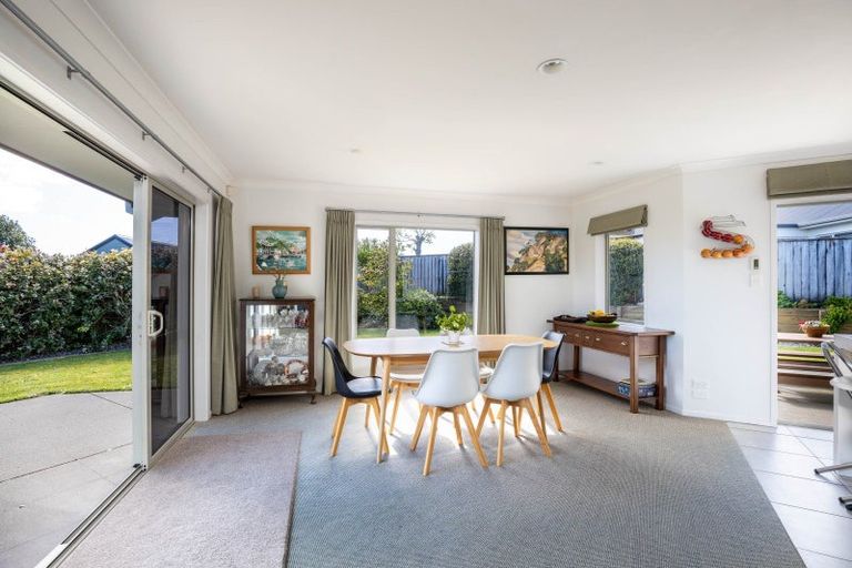 Photo of property in 12 Montrose Place, Highlands Park, New Plymouth, 4312