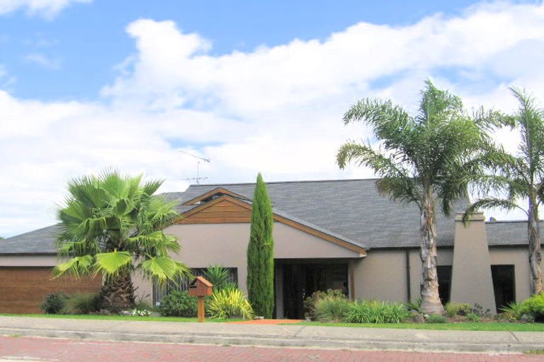 Photo of property in 5 Margaret Henry Crescent, Oteha, Auckland, 0632