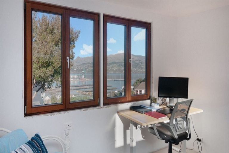 Photo of property in 20 Hawkhurst Road, Lyttelton, 8082
