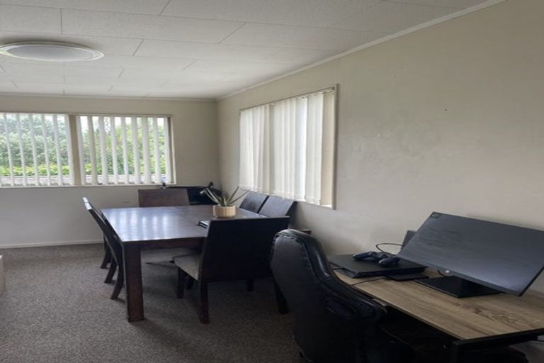 Photo of property in 52 Amberley Avenue, Te Atatu South, Auckland, 0610