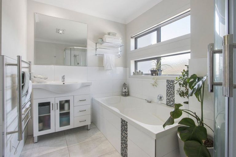 Photo of property in 12 Haden Place, Omokoroa, 3114