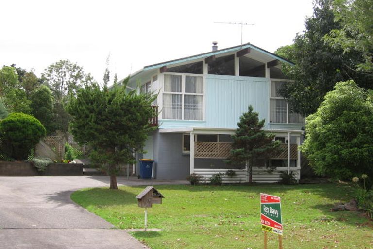 Photo of property in 10 Blythe Place, Glendene, Auckland, 0602