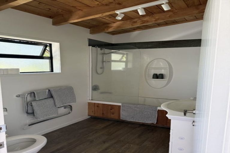 Photo of property in 4 Gradwell Place, Two Mile Bay, Taupo, 3330