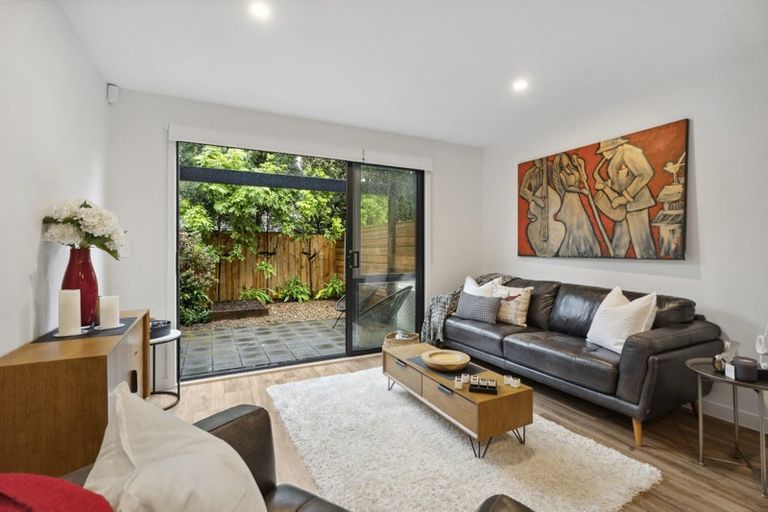 Photo of property in 12 Whakahui Lane, Mangere Bridge, Auckland, 2022