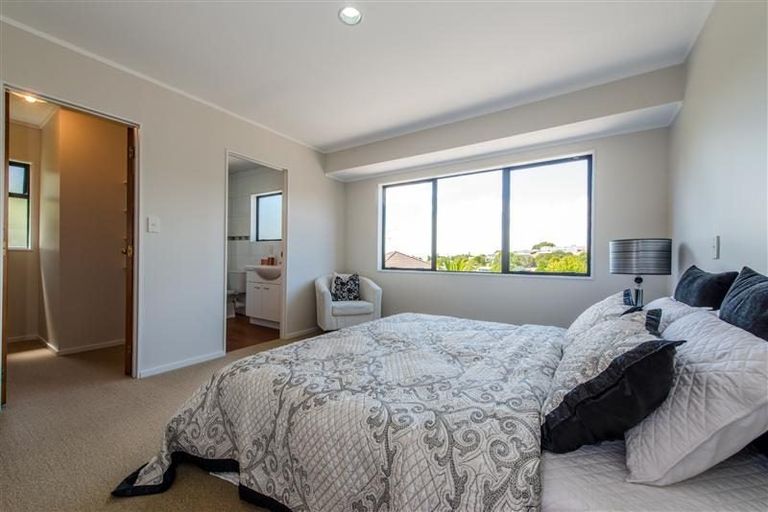 Photo of property in 2/6 Honeysuckle Lane, Mairangi Bay, Auckland, 0630