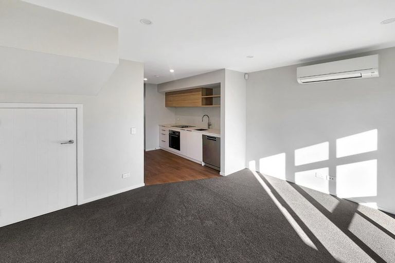 Photo of property in 4/31 Wainuiomata Road, Wainuiomata, Lower Hutt, 5014