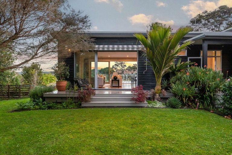 Photo of property in 26 Matheson Road, Red Beach, 0932