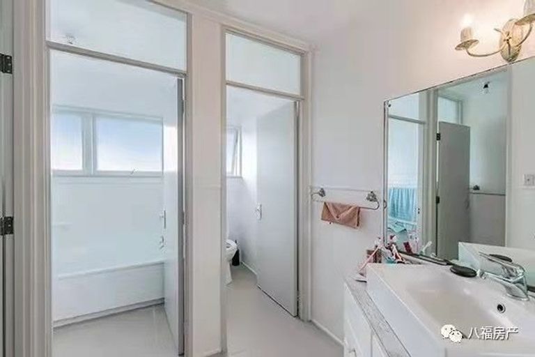 Photo of property in 10 Holdaway Avenue, Northcote, Auckland, 0627