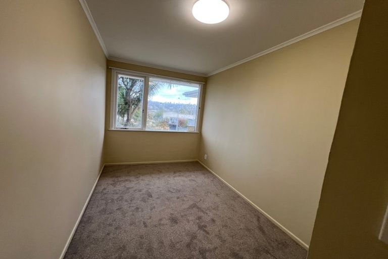 Photo of property in 73 Totaravale Drive, Totara Vale, Auckland, 0629