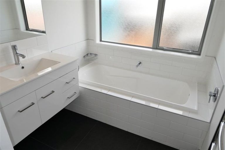 Photo of property in 2a Waterview Road, Favona, Auckland, 2024