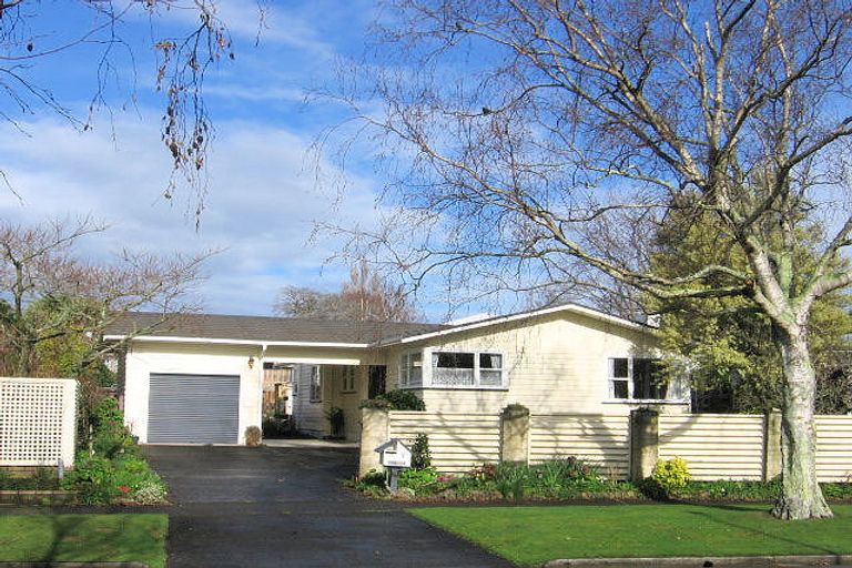 Photo of property in 6 Chilton Grove, Hokowhitu, Palmerston North, 4410