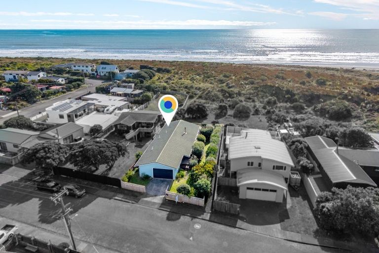 Photo of property in 9 Moana Street, Otaki Beach, Otaki, 5512